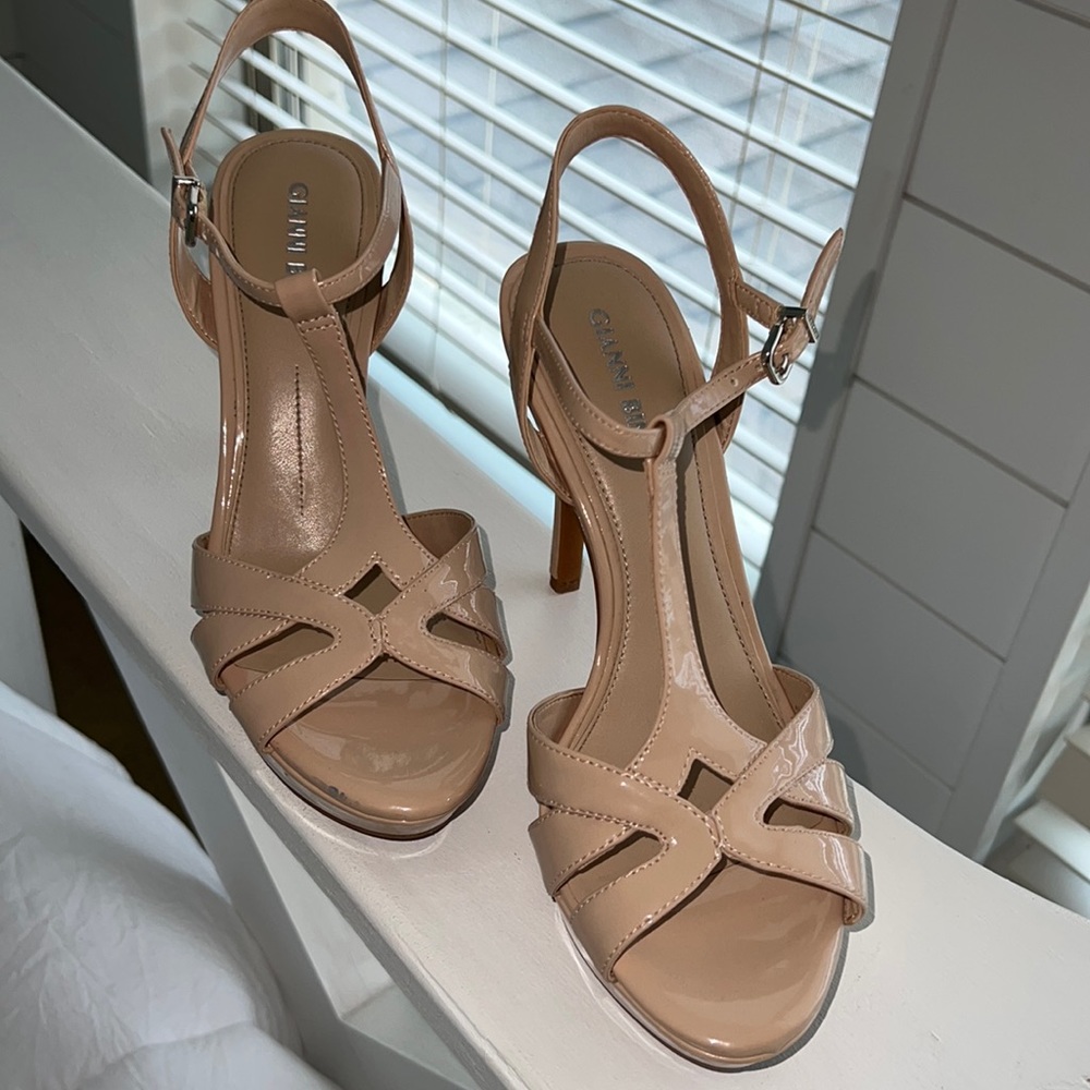 Nude/ Bisque heels